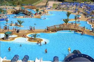 een groep mensen in een waterpark bij Villetta con giardino a 5 minuti dal mare in Flumini di Quartu