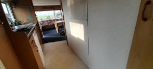 Kuchyň nebo kuchyňský kout v ubytování Stacaravan op de paardenboerderij Sneek