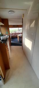 Kuchyň nebo kuchyňský kout v ubytování Stacaravan op de paardenboerderij Sneek
