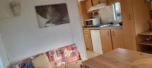 Kuchyň nebo kuchyňský kout v ubytování Stacaravan op de paardenboerderij Sneek