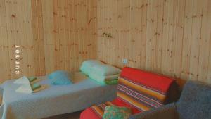 Habitación con cama con mantas y almohadas en Treimani Hoovimaja, en Treimani