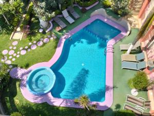 an overhead view of a large swimming pool at Hotel Cuellar in Tula de Allende