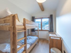 um quarto com 2 beliches e uma janela em Appartement Huez, 4 pièces, 6 personnes - FR-1-645-61 em LʼHuez