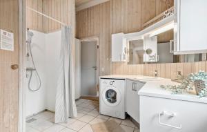 エーベルトフトにあるStunning Home In Ebeltoft With Sauna, Wifi And Indoor Swimming Poolのバスルーム(洗濯機、シンク付)