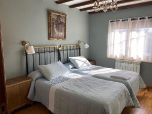 two beds sitting next to each other in a bedroom at Doña Elvira y Doña Sol in Vivar del Cid