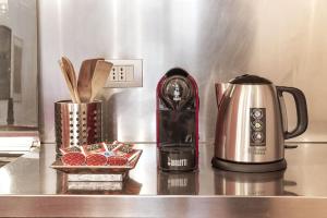 encimera con cafetera y licuadora en [Buenos Aires Residence] - Stazione Centrale, en Milán