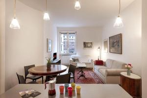 una sala de estar con un sofá y una mesa en [Buenos Aires Residence] - Stazione Centrale, en Milán