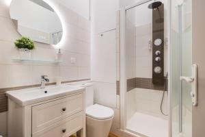 biała łazienka z umywalką i prysznicem w obiekcie L'apparté Marinoni Classé-Climatisé-WIFI-Mer w mieście Beaulieu-sur-Mer