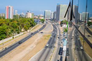 une autoroute très fréquentée dans une ville avec des bâtiments dans l'établissement Mars cozy apartment, à Dar es Salaam