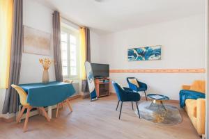 sala de estar con mesa azul y sillas en L'apparté Marinoni Classé-Climatisé-WIFI-Mer en Beaulieu-sur-Mer