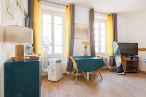sala de estar con silla azul y mesa en L'apparté Marinoni Classé-Climatisé-WIFI-Mer en Beaulieu-sur-Mer