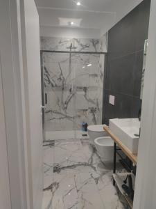y baño con ducha, aseo y lavamanos. en A Casa Mia 2.0, en Saronno