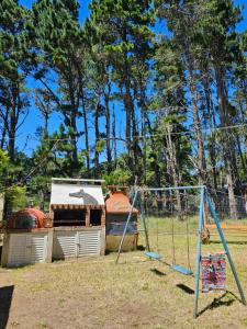 una jaula de bateo en un parque con parque infantil en Nueva Atlatis arriba en Mar de Ajó