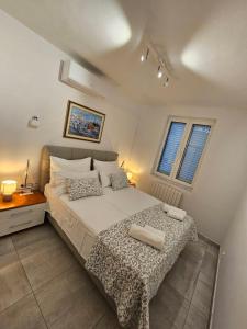 奈維斯的住宿－Apartman Bela，一间卧室设有一张大床和一个窗户。