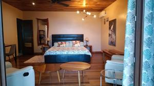 En eller flere senge i et værelse på Corcovado Private Villas - Corcovado Private Reserve