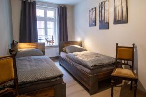 a bedroom with two twin beds and a window at Zum Stadtknecht-inkl. Parkplatz in Wernigerode