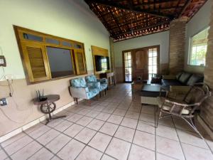 - un salon avec un canapé et des chaises dans l'établissement Sítio Encanto do Delta, à Tutóia