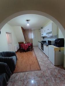 eine Küche mit einem Torbogen im Wohnzimmer in der Unterkunft Casa Dyasof in Rohia