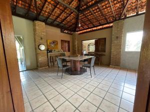 - une cuisine avec une table et des chaises dans la chambre dans l'établissement Sítio Encanto do Delta, à Tutóia