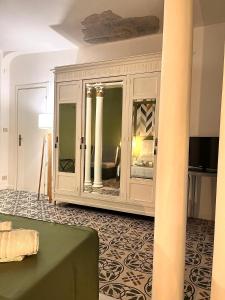1 dormitorio con un gran armario blanco con espejo en Palazzo delle Logge, en Palermo