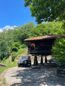 a truck parked next to a building with a balcony at Casa rural en Redes para 4 in Ríoseco