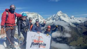 un grupo de personas de pie en la cima de una montaña en Amplias y Centricas Habitaciones Huaraz WIFI, AGUA CALIENTE en Huaraz