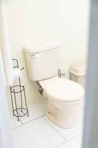 La salle de bains est pourvue de toilettes blanches. dans l'établissement Happy Nest Dominica, à Marigot