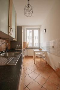 cocina con fregadero y mesa en Just Stay Apartments One Bedroom Old Town Apartment, en Gdansk