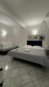 een slaapkamer met 2 bedden en een kroonluchter bij CAPRI DESIGN ROOM in Capri