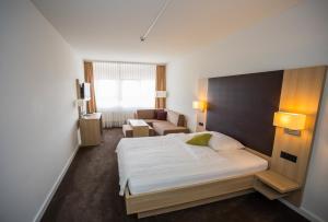 Un pat sau paturi într-o cameră la Hotel Höri Inn