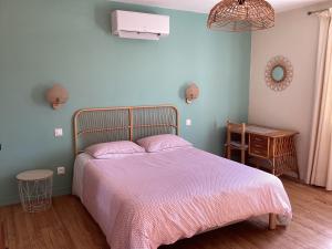 1 dormitorio con 1 cama con manta rosa en Mas des Chênes, en La Baume-de-Transit
