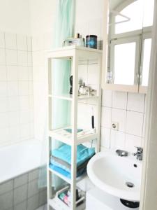 baño con lavabo y armario blanco con toallas en Großes, helles Zimmer mit privatem Bad in Villa en Gotha