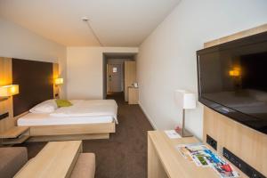 TV a/nebo společenská místnost v ubytování Hotel Höri Inn