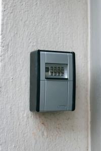 a switch on the side of a wall at 44 Apartments - Modern, Gemütlich, WLAN, Balkon, Stellplatz in Wuppertal