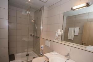 Koupelna v ubytování Hotel Höri Inn
