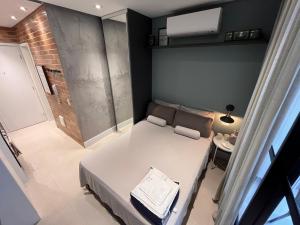 1 dormitorio pequeño con 1 cama en una habitación en Studio ANHANGABAÚ, en São Paulo