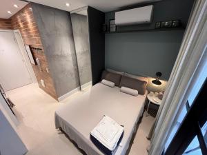 a small bedroom with a bed in a room at Studio ANHANGABAÚ in São Paulo