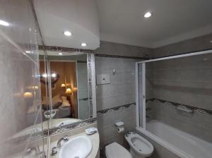 Hotel Goya BA في بوينس آيرس: حمام مع حوض ومرحاض وحوض استحمام