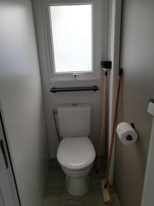 Kúpeľňa v ubytovaní Mobilhome Clim Télé La Falaise 4 étoiles
