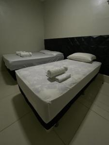 Gulta vai gultas numurā naktsmītnē FlatStudio04 em condomínio residencial na Nova Betânia