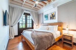 ein Schlafzimmer mit einem großen Bett in einem Zimmer in der Unterkunft Modern house with océano view in Belize in San Pedro