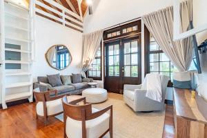 ein Wohnzimmer mit einer Couch und einem Tisch in der Unterkunft Modern house with océano view in Belize in San Pedro