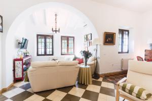 エスパルティナスにあるCasa El Jardínの椅子2脚とテーブルのあるリビングルーム