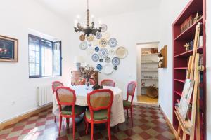 エスパルティナスにあるCasa El Jardínのテーブルと椅子とシャンデリアのあるダイニングルーム