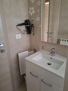 a bathroom with a sink and a mirror at Appartamento Rossana - Luni (SP) in Marinella di Sarzana +19 photos