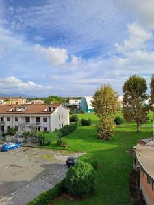 an aerial view of a yard with houses and a car at Appartamento Rossana - Luni (SP) in Marinella di Sarzana