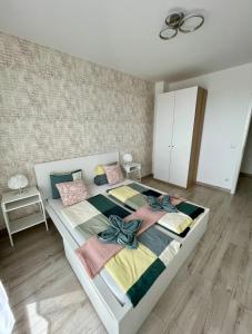 ein Schlafzimmer mit einem Bett mit Decken und einer Kommode in der Unterkunft Penthouse Design Young #4bedroom #2bathroom #terrace #freeparking in Budapest