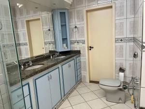 Koupelna v ubytování Casa c piscina, churrasq e Wi-Fi, lazer completo