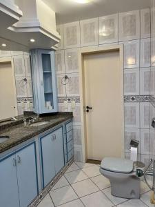 Koupelna v ubytování Casa c piscina, churrasq e Wi-Fi, lazer completo