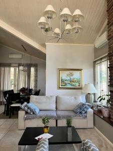 Posezení v ubytování Casa c piscina, churrasq e Wi-Fi, lazer completo